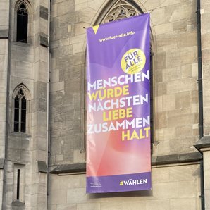 Banner an der Marienkirche mit der Aufschrift Menschenwürde, Nächstenliebe, Zusammenhalt